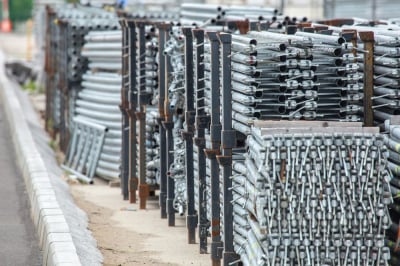 Kompaktowe i lekkie rusztowania aluminiowe &ndash; 10 zalet konstrukcji aluminiowych​