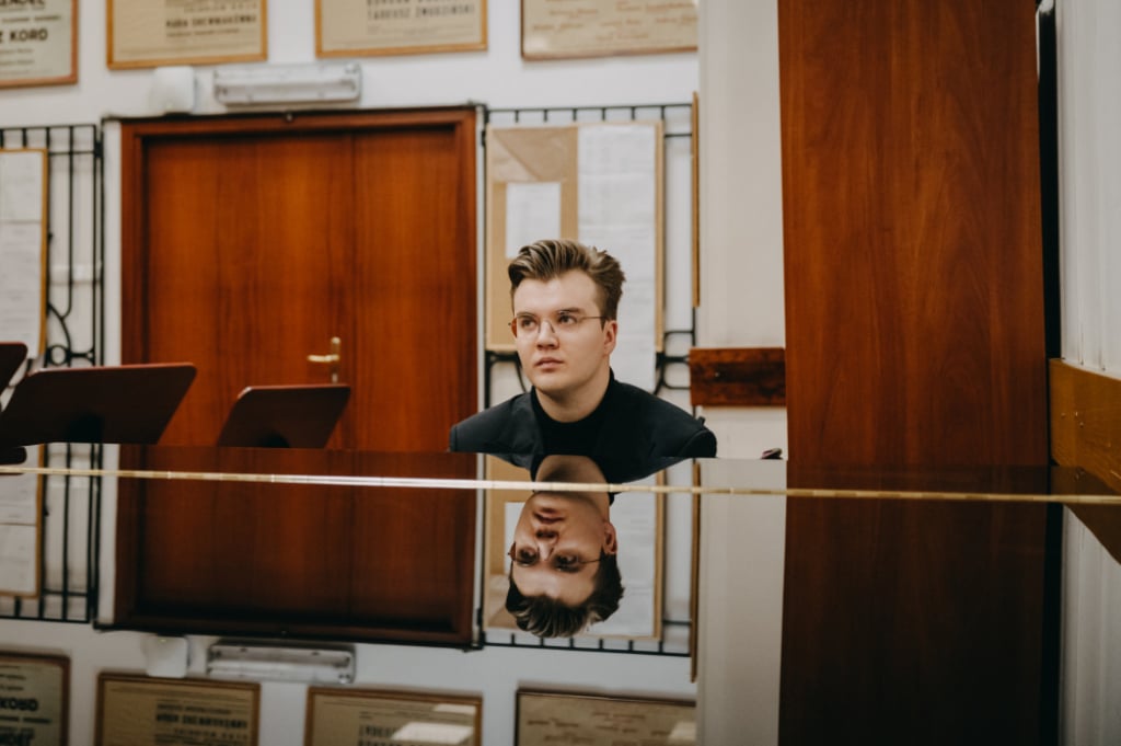 Piotr Alexewicz: Chopin z ulicy Akacjowej [REPORTAŻ] - Piotr Alexewicz, finalista XIX Konkursu Chopinowskiego, jest postacią nietuzinkową.