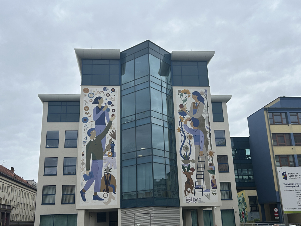 Nowy mural zdobi budynek Uniwersytetu Przyrodniczego. Upamiętnił ważny jubileusz – Mural na budynku Uniwersytetu Przyrodniczego we Wrocławiu.