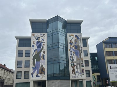 Nowy mural zdobi budynek Uniwersytetu Przyrodniczego. Upamiętnił ważny jubileusz