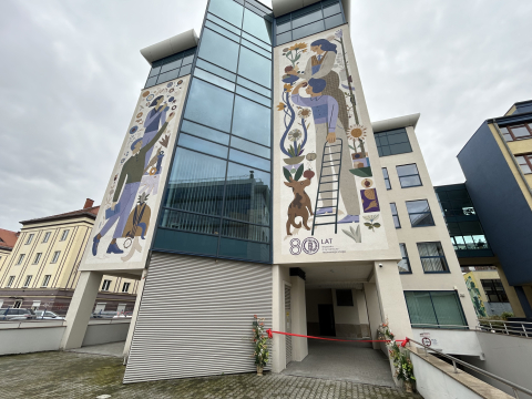 Nowy mural zdobi budynek Uniwersytetu Przyrodniczego. Upamiętnił ważny jubileusz - 0