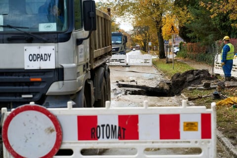 Duża awaria wodociągu na Metalowców. Ulica została zamknięta po zalaniu! - 1