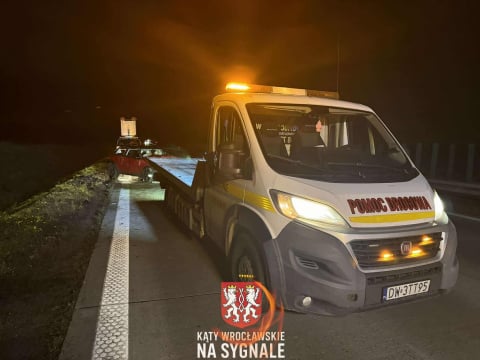 Burzliwa noc na drogach. Dachowanie i karambol na A4, przewrócony TIR na S3 - 0