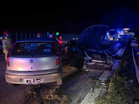 Burzliwa noc na drogach. Dachowanie i karambol na A4, przewrócony TIR na S3 - 10