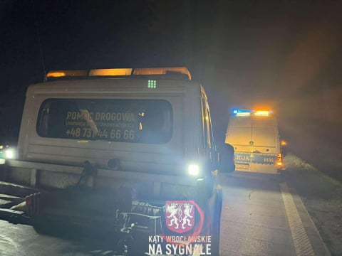 Burzliwa noc na drogach. Dachowanie i karambol na A4, przewrócony TIR na S3 - 1