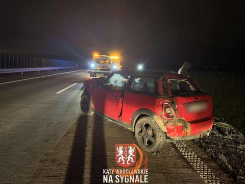 Burzliwa noc na drogach. Dachowanie i karambol na A4, przewrócony TIR na S3 - 2
