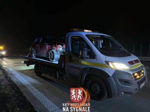 Burzliwa noc na drogach. Dachowanie i karambol na A4, przewrócony TIR na S3 - 3