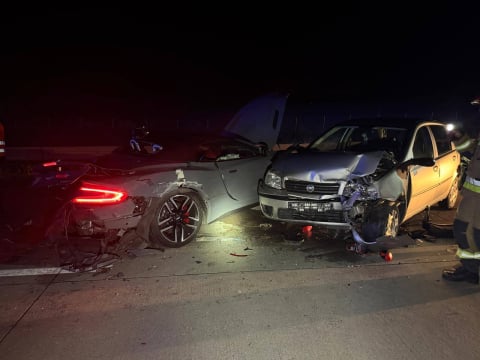Burzliwa noc na drogach. Dachowanie i karambol na A4, przewrócony TIR na S3 - 6