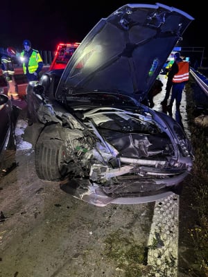 Burzliwa noc na drogach. Dachowanie i karambol na A4, przewrócony TIR na S3 - 8
