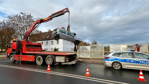 Samochód spadł z wiaduktu i wylądował tuż obok torów! Za kierownicą 18-latka [ZDJĘCIA] - 0