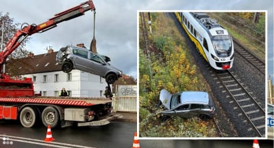 Samoch&oacute;d spadł z wiaduktu i wylądował tuż obok tor&oacute;w! Za kierownicą 18-latka [ZDJĘCIA]