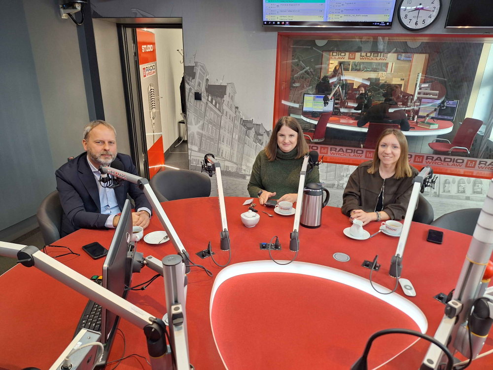 Debata parlamentarna Radia Wrocław: Marta Stożek, Jolanta Niezgodzka, Paweł Hreniak - Debata parlamentarna w Radiu Wrocław: Od lewej: Paweł Hreniak (PiS), Marta Stożek (Razem), Jolanta Niezgodzka (KO).