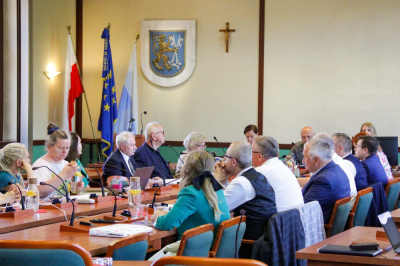 "Wstyd i hańba!". Awantura o krzyż w Legnicy. Zniknął z sali obrad po remoncie