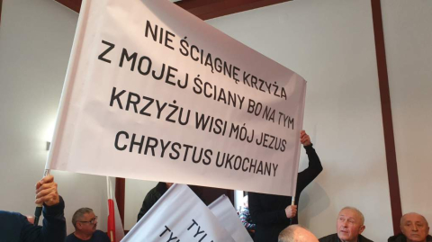 "Wstyd i hańba!". Awantura o krzyż w Legnicy. Zniknął z sali obrad po remoncie - 0