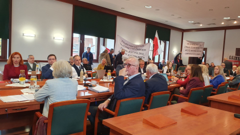 "Wstyd i hańba!". Awantura o krzyż w Legnicy. Zniknął z sali obrad po remoncie - 1