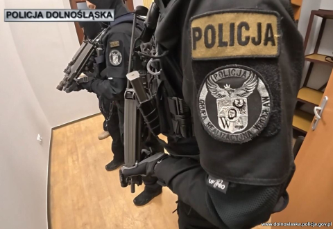 Narkotyki, broń i powiązania z pseudokibicami. Policja zatrzymała 11 osób - akcja jak z filmu! [WIDEO] - 1