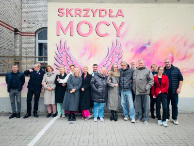 Skrzydła mocy pojawiły się na ścianie DCOPiH. "To jest symbol wsparcia i otuchy"