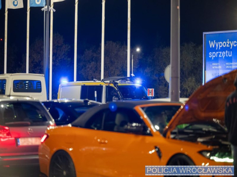 Kierowcy już rozgrzewali silniki, ale policja pokrzyżowała im plany. Nielegalny wyścig skończył się jeszcze przed startem - 3
