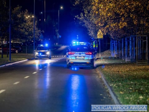 Kierowcy już rozgrzewali silniki, ale policja pokrzyżowała im plany. Nielegalny wyścig skończył się jeszcze przed startem - 5