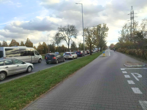 Dopiero środa, a przy cmentarzach drogowy paraliż. Samochód lepiej zostawić pod domem - 0
