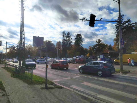 Dopiero środa, a przy cmentarzach drogowy paraliż. Samochód lepiej zostawić pod domem - 1