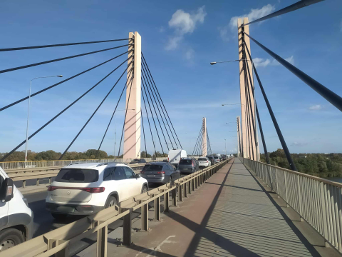 Dopiero środa, a przy cmentarzach drogowy paraliż. Samochód lepiej zostawić pod domem - 2