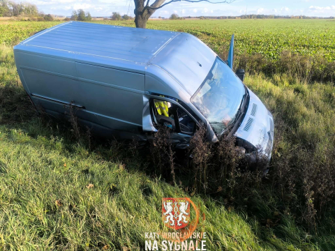 Wypadek na drodze krajowej pod Wrocławiem. Oba samochody wypadły z drogi [ZDJĘCIA] - 0