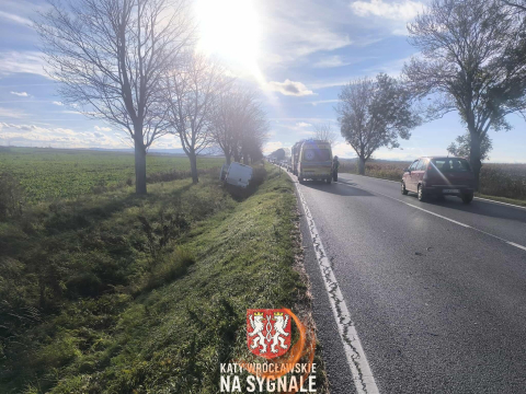 Wypadek na drodze krajowej pod Wrocławiem. Oba samochody wypadły z drogi [ZDJĘCIA] - 11