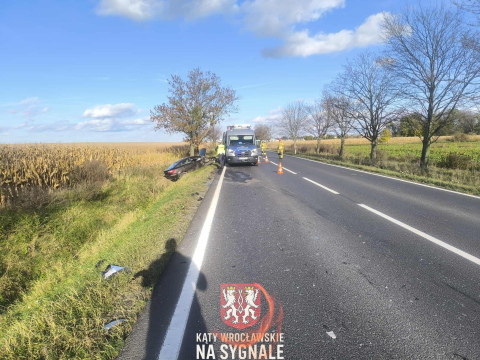 Wypadek na drodze krajowej pod Wrocławiem. Oba samochody wypadły z drogi [ZDJĘCIA] - 12