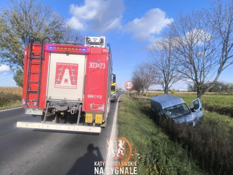Wypadek na drodze krajowej pod Wrocławiem. Oba samochody wypadły z drogi [ZDJĘCIA] - 1