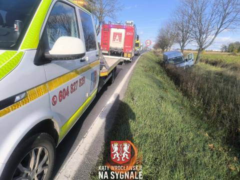 Wypadek na drodze krajowej pod Wrocławiem. Oba samochody wypadły z drogi [ZDJĘCIA] - 2
