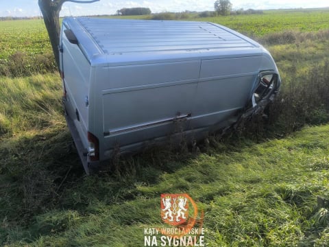 Wypadek na drodze krajowej pod Wrocławiem. Oba samochody wypadły z drogi [ZDJĘCIA] - 3