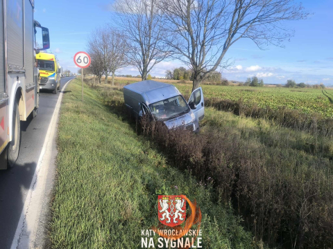 Wypadek na drodze krajowej pod Wrocławiem. Oba samochody wypadły z drogi [ZDJĘCIA] - 4