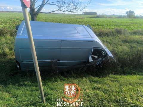 Wypadek na drodze krajowej pod Wrocławiem. Oba samochody wypadły z drogi [ZDJĘCIA] - 7