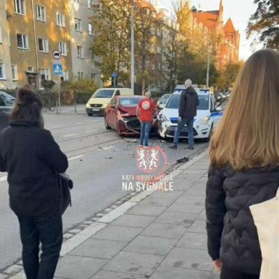 Zderzenie z udziałem ambulansu we Wrocławiu. Duże utrudnienia na Nowowiejskiej [ZDJĘCIA] - 0