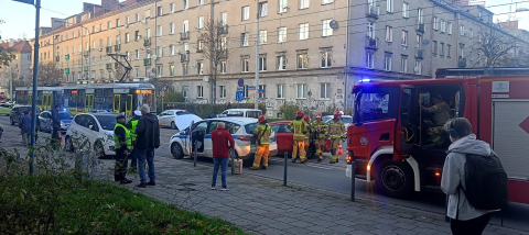 Zderzenie z udziałem ambulansu we Wrocławiu. Duże utrudnienia na Nowowiejskiej [ZDJĘCIA] - 1