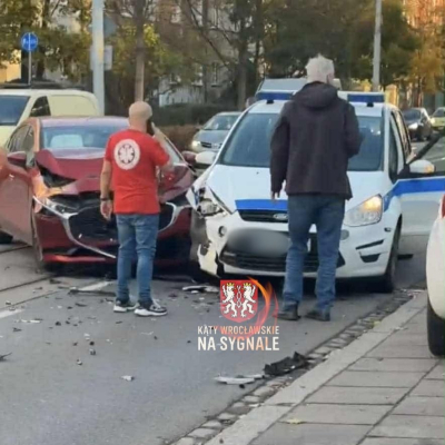 Zderzenie z udziałem ambulansu we Wrocławiu. Duże utrudnienia na Nowowiejskiej [ZDJĘCIA] - 2