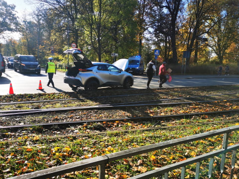 Wypadek dwóch osobówek we Wrocławiu. Spore korki na południu miasta - 0