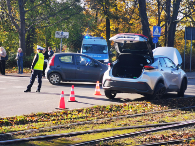 Wypadek dw&oacute;ch osob&oacute;wek we Wrocławiu. Spore korki na południu miasta