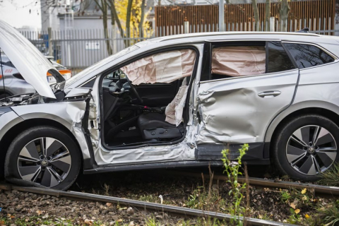 Kierowca wjechał wprost pod tramwaj. Wypadek na Kowalach we Wrocławiu - 1