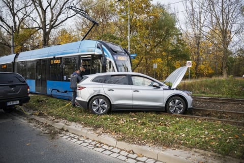 Kierowca wjechał wprost pod tramwaj. Wypadek na Kowalach we Wrocławiu - 2