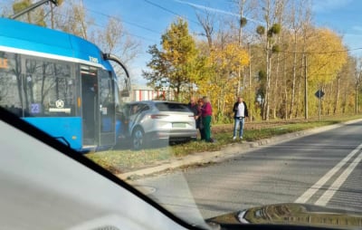 Kierowca wjechał wprost pod tramwaj. Wypadek na Kowalach we Wrocławiu