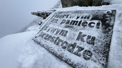 Karkonoski Park Narodowy apeluje: "Prosimy, by w Kotle Łomniczki nie stawiać zniczy"