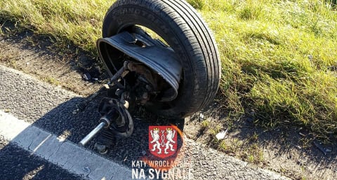 Tragiczny wypadek pod Wrocławiem, zderzenie dwóch samochodów. Zginął 26-letni kierowca  - 1