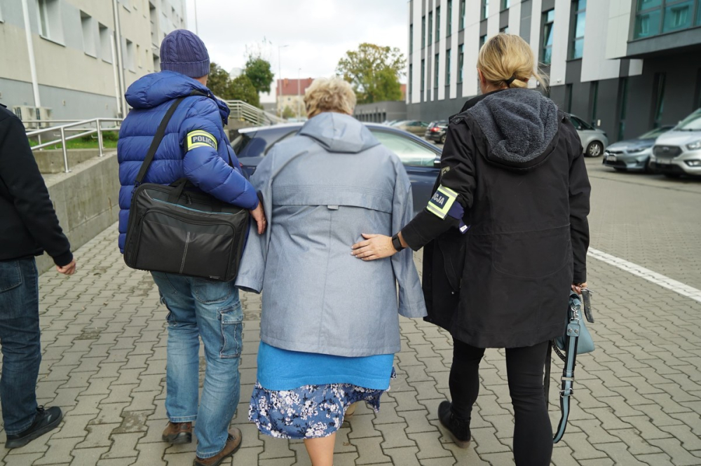 "Gang dyrektorek" miał wyłudzić 40 mln złotych. Zatrzymań dokonywali m.in legniccy policjanci - 14 dyrektorek szkół z 10 województw usłyszało zarzuty. Kobiety miały wyłudzić prawie 40 mln złotych.