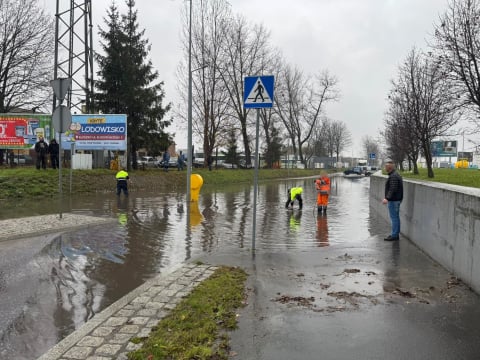 Podtopiona ulica w Kłodzku. To częsta sytuacja w tym miejscu [WIDEO] - 1