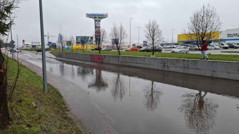 Podtopiona ulica w Kłodzku. To częsta sytuacja w tym miejscu [WIDEO] - 2