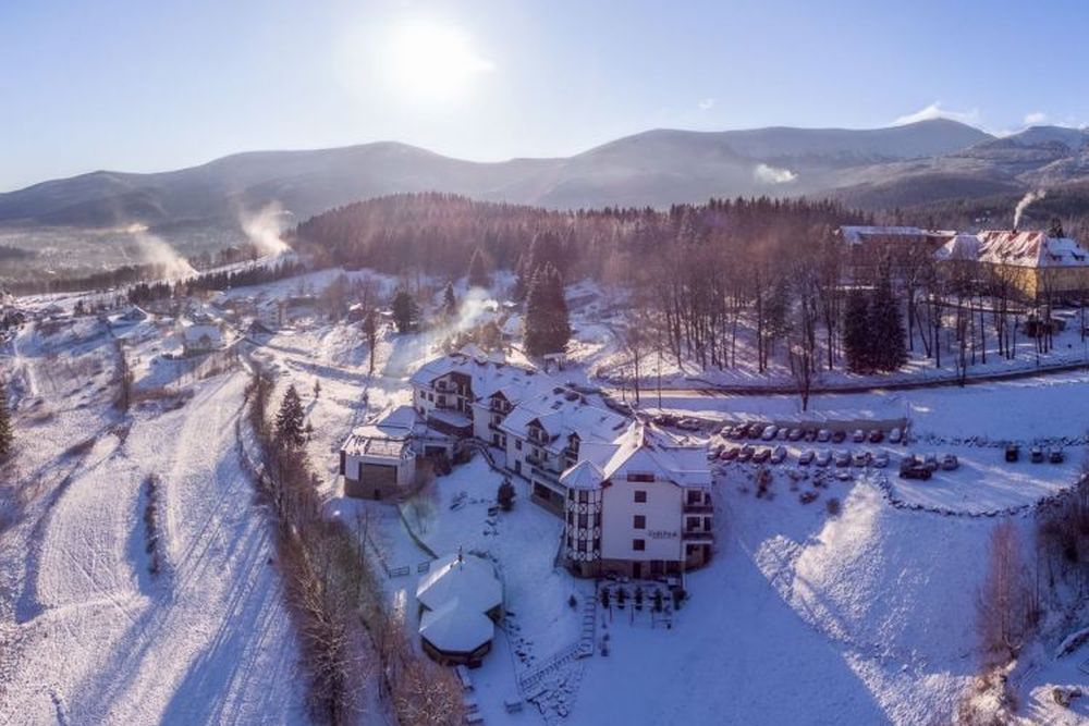 Hotel Dziki Potok Karpacz - Konferencje & Spa zimą, widok z lotu ptaka na obiekt