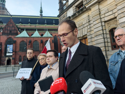 Legnica: Sp&oacute;r o krzyż w ratuszu trwa. PiS i Ordo Iuris żądają jego powrotu na salę obrad