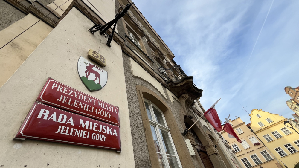 Jelenia Góra bez zakazu sprzedaży alkoholu. Tylko tysiąc osób wzięło udział w konsultacjach - Jelenia Góra bez prohibicji. Tylko 700 osób wzięło udział w konsultacjach społecznych ws. wprowadzenia zakazu.: 